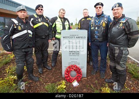 Royal British Legion Riders Branch Mitglieder bei der Enthüllung des einen Gedenkstein auf Westcott Flugplatz Stockfoto