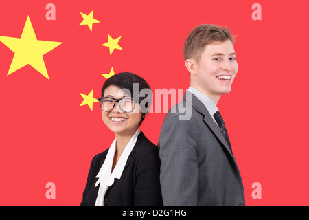 Porträt der jungen Unternehmerin und Mann lächelnd über chinesische Flagge Stockfoto