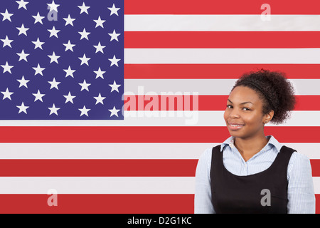 Young African American Geschäftsfrau lächelnd über amerikanische Flagge Stockfoto