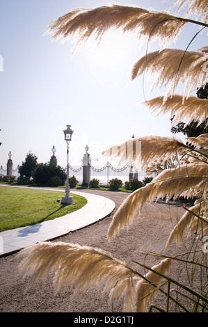 Dolmabahce Palast wurde im Jahre 1855 für Sultan Abdul Mecit beendet. Es hat einen fantastischen Garten und auch Teegärten um ihn herum. Stockfoto