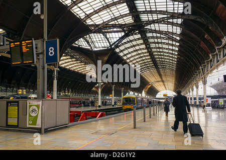 Bahnsteig an der Paddington Station, London, UK Stockfoto