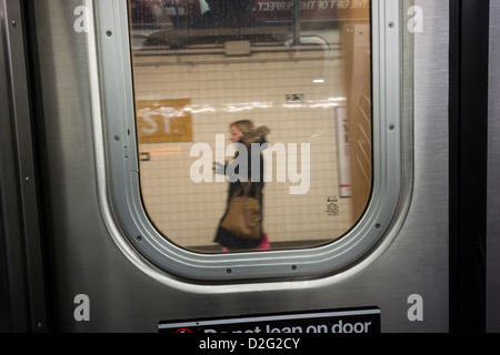 Ein u-Bahn-Zug zieht in der West 23rd Street Station in New York auf Freitag, 18. Januar 2013. (© Richard B. Levine) Stockfoto