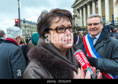 Paris, Frankreich. Französische Politikerin, Politikerin wird von France Info Radio außerhalb der Abgeordneten interviewt Anti-Gay Heirat Gesetz, von der Nationalversammlung zum Präsidentenpalast, "Christiane , Medieninterview Boutin", (Christdemokraten-Partei), Talking Politics, französische politische Partei Stockfoto