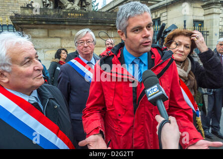 Paris, Frankreich, Französische Deputierten März Anti Homosexuell Ehe Gesetz, von der Nationalversammlung zum Präsidentenpalast, 'Laurent Wauquiez' Medien Interview, Talking Politics Group Foto, Öffentlicher Sprecher Geben Gespräch Stockfoto