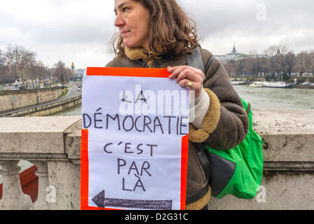 Paris, Frankreich. Protestierende der Frau hält Protestschild, während der französischen Abgeordneten März gegen Homosexuell Ehe Gesetz, von der Nationalversammlung zum Präsidentenpalast, Pro Homosexuell Ehe "Demokratie ist so" LGBTQ Protestierenden Stockfoto