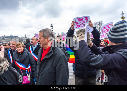 Paris, Frankreich. Große Menschenmenge, pro-Gay-Ehe-LGTB-Aktivisten von "Oui, Oui, Oui" protestieren gegen französische Deputys, marschieren gegen das Schwulen-Ehegesetz, halten Protestzeichen, lgbtq-Demonstranten mit Protestzeichen, Gleichberechtigung-Protest Stockfoto