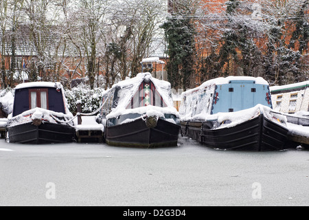 Narrowboats festgemacht an der Oxford Canal in Banbury im Winter, Oxfordshire. Stockfoto