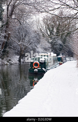 Narrowboats am Oxford-Kanal bei Banbury im Winter, Oxfordshire. Stockfoto