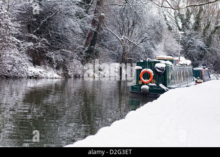 Narrowboats am Oxford-Kanal bei Banbury im Winter, Oxfordshire. Stockfoto