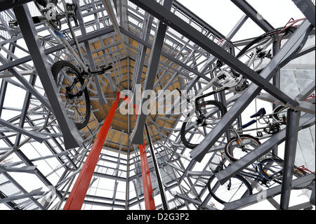 Hradec Kralove, Tschechische Republik. 22. Januar 2013. Neue Struktur für Fahrräder parken ist in Hradec Kralove, Tschechische Republik, 22. Januar 2013 gesehen. Neue Fahrrad-Parken wird von Anfang Februar für die Öffentlichkeit geöffnet sein. Achteckige Röhre aus Glas und Stahl hat Platz für 116 Fahrräder und es ist das erste Gebäude dieser Art in Europa. Bildnachweis: CTK / Alamy Live News Stockfoto