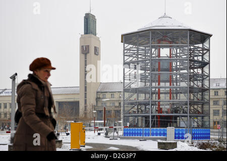 Hradec Kralove, Tschechische Republik. 22. Januar 2013. Neue Struktur für Fahrräder parken ist in Hradec Kralove, Tschechische Republik, 22. Januar 2013 gesehen. Neue Fahrrad-Parken wird von Anfang Februar für die Öffentlichkeit geöffnet sein. Achteckige Röhre aus Glas und Stahl hat Platz für 116 Fahrräder und es ist das erste Gebäude dieser Art in Europa. Bildnachweis: CTK / Alamy Live News Stockfoto