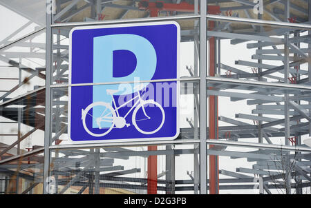 Hradec Kralove, Tschechische Republik. 22. Januar 2013. Neue Struktur für Fahrräder parken ist in Hradec Kralove, Tschechische Republik, 22. Januar 2013 gesehen. Neue Fahrrad-Parken wird von Anfang Februar für die Öffentlichkeit geöffnet sein. Achteckige Röhre aus Glas und Stahl hat Platz für 116 Fahrräder und es ist das erste Gebäude dieser Art in Europa. Bildnachweis: CTK / Alamy Live News Stockfoto