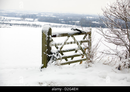 Fünf Holzbar Tor im Schnee auf einem Winter Morgen britische Landschaft England Stockfoto