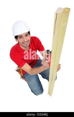 Handwerker mit einem Flugzeug auf ein Holzbrett glatt Stockfoto