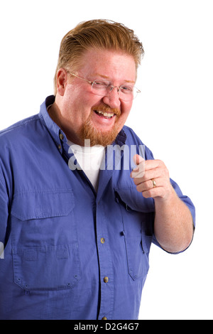 Mann mit roten Haaren mit Schnurrbart und Bart lacht und Gesten mit der Hand. Stockfoto