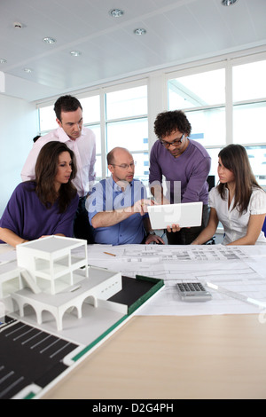 Gruppe von Menschen, die in einem Architekturbüro Stockfoto