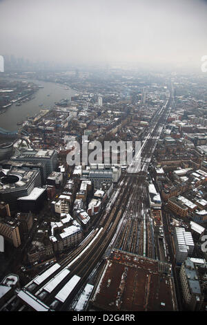 London, UK. Mittwoch, 23. Januar 2013. Der Blick von der Shard. Diese Touristenattraktion ist der höchste Aussichtspunkt aus jedem Gebäude in Westeuropa und wirft einen atemberaubenden Blick auf quer durch die Hauptstadt. Die öffentliche Aussichtsplattform auf Level 69 und 72 bietet einen 360-Grad-Blick auf die Stadt. Bahngleise verlassen London Bridge Station in Richtung Süd-Ost-London. Bildnachweis: Michael Kemp / Alamy Live News Stockfoto