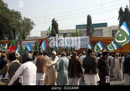 Führer und Aktivisten der verschiedenen politischen Parteien sind außen Wahl Kommission von Pakistan (ECP) Büro in Karachi gegen Wählerlisten protestieren und nicht Durchführung neue Abgrenzung der Wahlkreise, während einer Demonstration in Karachi auf Mittwoch, 23. Januar 2013. Stockfoto