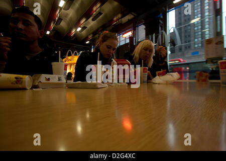 London, UK. 23. Januar 2013. Kunden, die Mahlzeiten in einem McDonalds-Restaurant genießen. McDonalds Großbritannien kündigte heute an, mindestens 2.500 neue Arbeitsplätze schaffen in diesem Jahr, die zusätzliche Arbeitsplätze dauert die UK-Belegschaft 93.500 bis Ende 2013. Bildnachweis: Amer Ghazzal / Alamy Live News Stockfoto