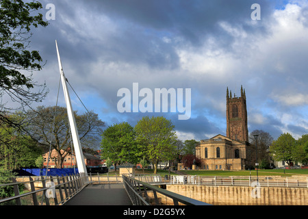 Frühling-Ansicht der Derby Kathedrale Kirche Allerheiligen in der Cathedral Quarter, Derby Stadtzentrum, Derbyshire, England, UK Stockfoto