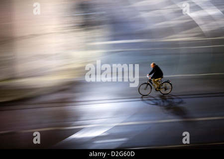 Berlin, Deutschland, ein Radfahrer in der Nacht Stockfoto