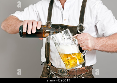 Ein Bild eines traditionellen bayerischen Mannes in Bier füllt Stockfoto