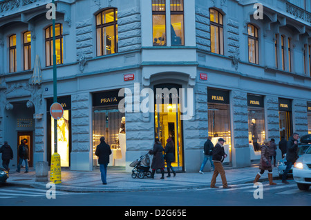 Prada Shop außen entlang Straße Parizska Josefstadt (Josefov) das jüdische Viertel Prag Tschechische Republik Europa Stockfoto