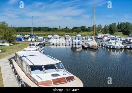 Broads Haven Werft mit Boot mieten bei Potter Heigham Norfolk Broads UK Stockfoto