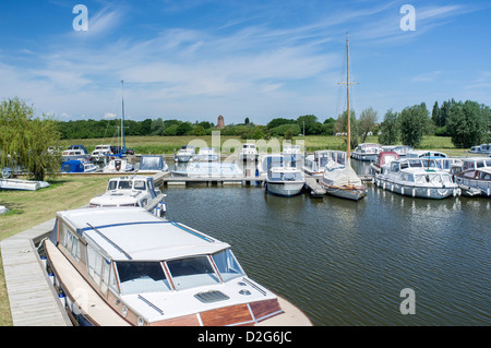 Broads Haven Werft mit Boot mieten bei Potter Heigham Norfolk Broads UK Stockfoto