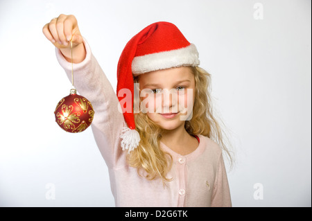 Berlin, Deutschland, das kleine Mädchen mit Nikolausmuetze und Christmas ball Stockfoto