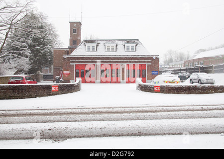 Das Feuerwehrhaus in Alresford bedeckt im Schnee, Hampshire, England, Vereinigtes Königreich, Stockfoto