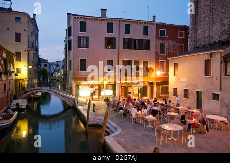 Venedig. Italien. Menschen Essen im Freien im Restaurant Il Refolo Campiello del Piovan, San Giacomo dell'Orio. Stockfoto