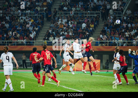 TIANJIN, CHINA – 22. SEPTEMBER: Spieler aus England und den USA springen beim Viertelfinalspiel der FIFA Frauen-Weltmeisterschaft im Tianjin Olympic Sports Center Stadium am 22. September 2007 in Tianjin, China, um den Ball zu gewinnen. Nur redaktionelle Verwendung. (Foto: Jonathan Paul Larsen / Diadem Images) Stockfoto