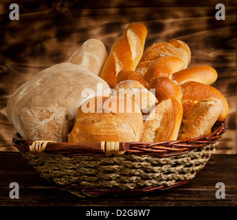 Verschiedene Arten von Brot auf Holztisch. Stockfoto