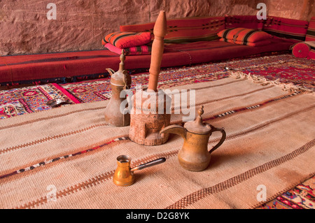 Arabischer Kaffeetöpfe & eine Mühle in einem Beduinenzelt, Jordanien Stockfoto