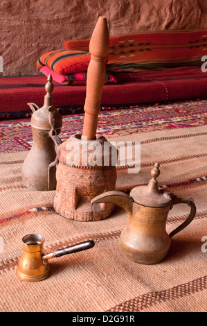 Arabischer Kaffeetöpfe & eine Mühle in einem Beduinenzelt, Jordanien Stockfoto