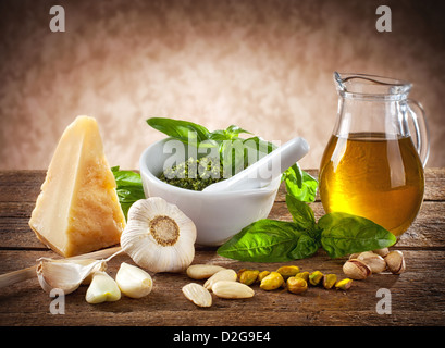 Sizilianische Pesto Zutaten auf Holztisch Stockfoto