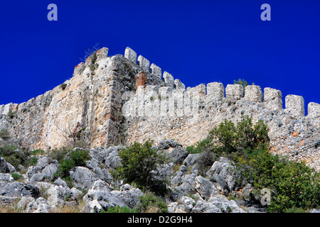 Eine doppelte Linie von Verteidigungsmauern Munt dem Vorgebirge zu umschließen, die Zitadelle (Kale) in dessen Inneren eine byzantinische Kirche ist. Stockfoto