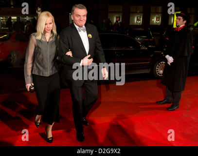 Prag, Tschechische Republik. 23. Januar 2013. Prager Oberbürgermeister Bohuslav Svoboda mit seiner Begleitung kommt für die Premiere des Films von der polnische Regisseur Agnieszka Holland Horici Ker (Dornbusch) über Jan Palach in Prag, Tschechische Republik, 23. Januar 2013. (Foto/Michal Kamaryt CTK) Stockfoto