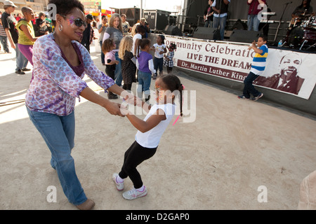 Outdoor-MLK-Festival in Texas beinhaltet Essen, Tanz und Information Stände Stockfoto