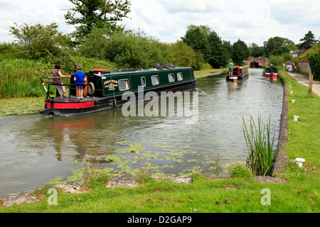 Lastkähne auf der Kennet und Avon Kanal in der Nähe von Devizes in Wiltshire, England. Stockfoto