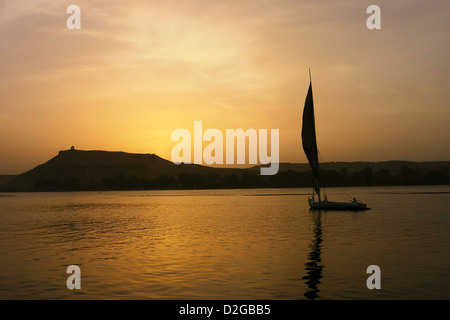 Feluke Segeln durch bei Sonnenuntergang auf dem Nil in Ägypten Stockfoto