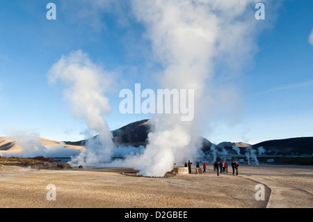 Dampf steigt aus der del Tatio Geysire in frühen Morgenstunden San Pedro de Atacama-Chile-Südamerika Stockfoto