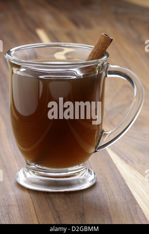 Glühmost an einem kalten Wintertag. Apfel-Cider das gemütlichste Getränk für den Herbst, Halloween, Thanksgiving und Weihnachten. Stockfoto