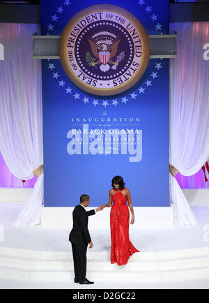 21. Januar 2013 bereitet - Washington, District Of Columbia, USA - US-Präsident Barack Obama (L) mit First Lady Michelle Obama auf dem Oberbefehlshaber-Ball am 21. Januar 2013 in Washington, DC zu tanzen. Präsident Obama wurde vereidigt für seine zweite Amtszeit als Präsident während einer öffentlichen feierlichen Einweihung früher in den Tag. (Kredit-Bild: © Justin Sullivan/Pool/Cnp/Prensa Internacional/ZUMAPRESS.com) Stockfoto