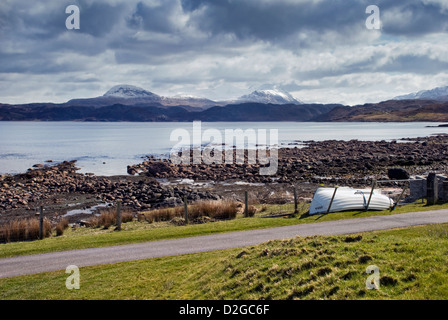 Blick über Gruinard Bay von Mellon Udrigle, Laide, Wester Ross, Schottland auf sonnigen aber bewölkten Tag Stockfoto