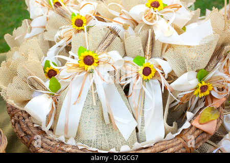 Jute-Hochzeitsgeschenke mit Sonnenblumen. Stockfoto