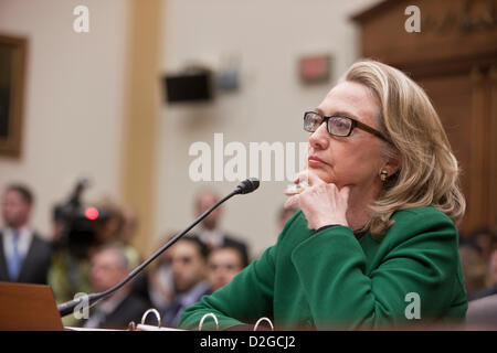 23. Januar 2013 zeugt - Washington, DC - US State Secretary Hillary Clinton vor House Committee. Bildnachweis: Rudy K. Lawidjaja / Alamy Stockfoto