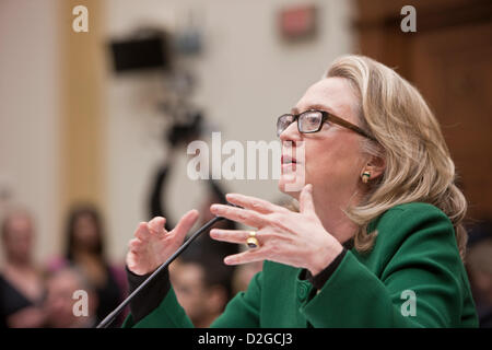 23. Januar 2013 zeugt - Washington, DC - US State Secretary Hillary Clinton vor House Committee. Bildnachweis: Rudy K. Lawidjaja / Alamy Stockfoto