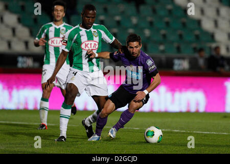 23.01.2013. Lissabon, Portugal - Joao Moutinho FC Porto Mittelfeldspieler vorbei Vitoria Spieler während der Fußball-match zwischen Vitoria FC und der FC Porto, für die portugiesische Zon Sagres Liga Vitoria Bonfim-Stadion in Setubal Stockfoto